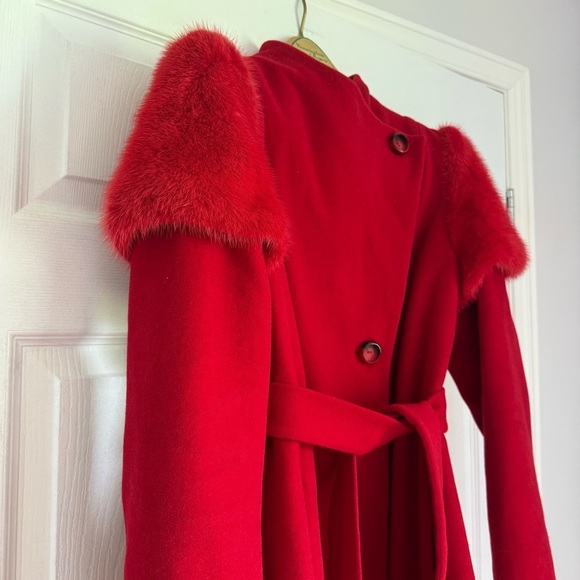 Frizman red virgin wool wrap coat with fur shoulder detail - size Medium - Picture 4 of 13